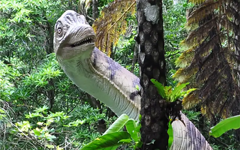 矗立在山原亞熱帶森林中的恐龍造型