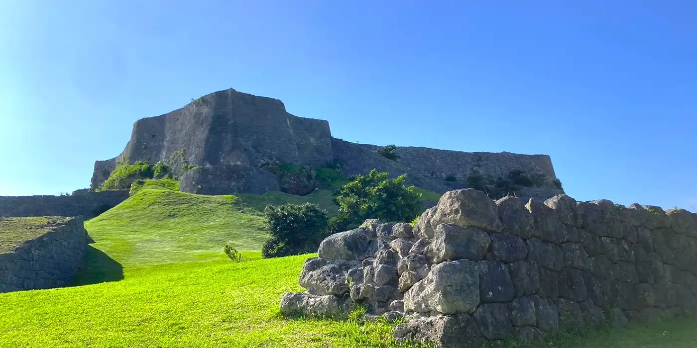 勝連城遺址的石砌城牆與海景