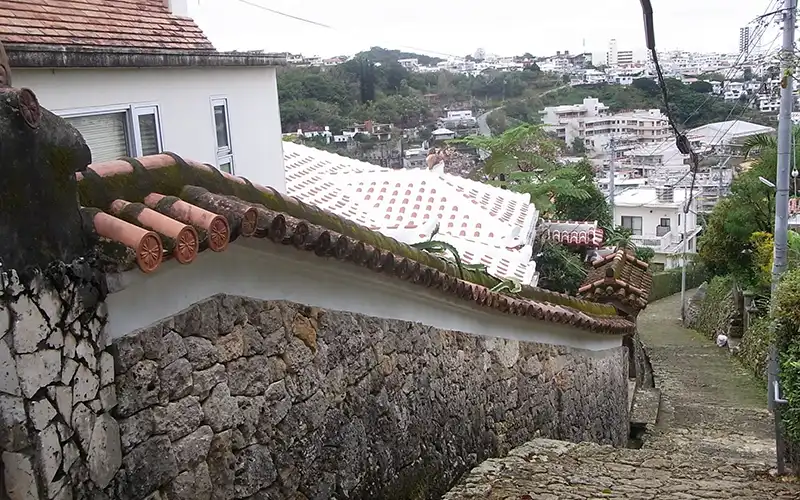 石牆與石板的風景