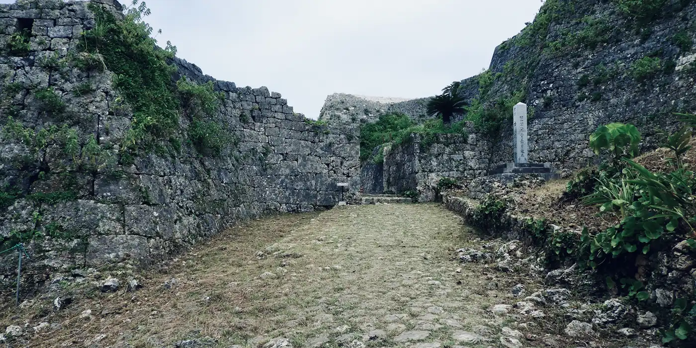 中城城跡の石積み城壁