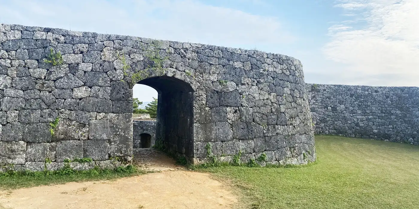 座喜味城的雙拱門與石砌城牆